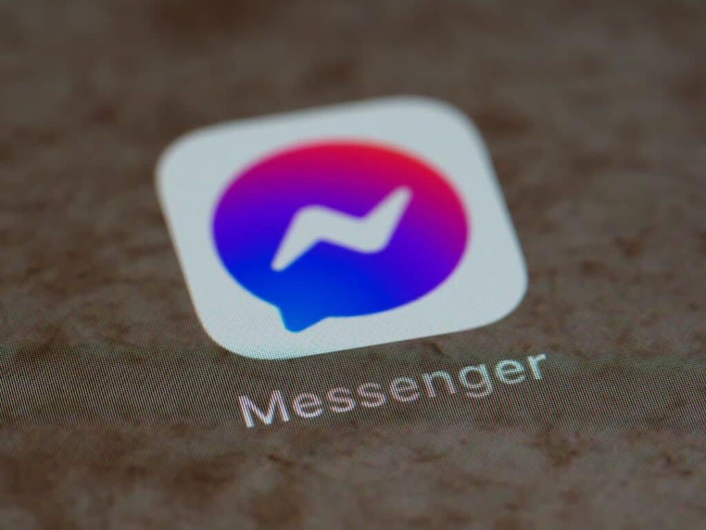 The messenger logo is shown on a smartphone.